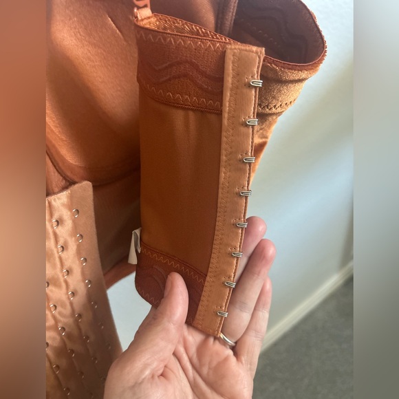 Pre-Owned. Velvet. Burnt Orange crop top. Great condition. Size large. - Picture 6 of 7